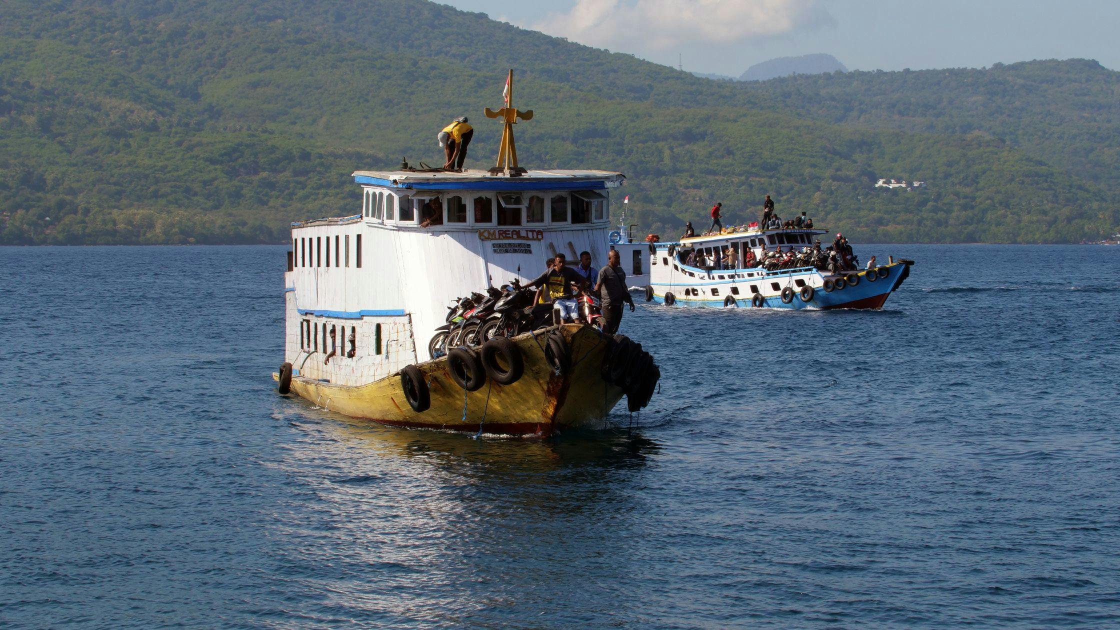 Relax at Lake Toba (Sumatra)